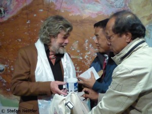 Ang Tshering (2.v.r.) mit Reinhold Messner (l.)