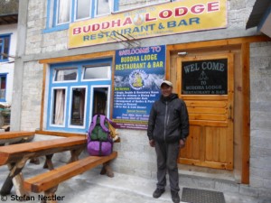 Dorje Sherpa vor seiner Lodge in Phakding