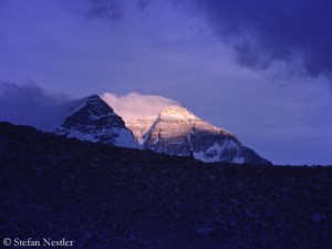 Everest-Nordseite im letzten Tageslicht