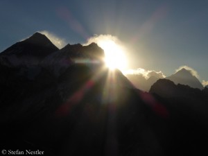 Mount Everest (l.) im ersten Tageslicht 