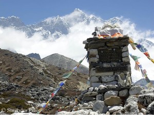 Gedenktafel zu Füßen der Lhotse-Südwand