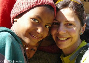 Gerlinde mit nepalesischen Kindern