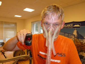 Stefan zeigt Puls-Oxymeter nach Hypoxie-Training