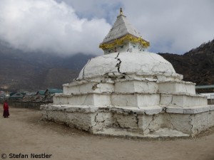 Vom Erdbeben gezeichnet: Stupa in Khumjung