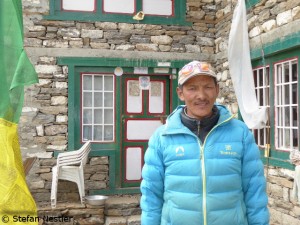 Phurba Tashi vor seiner Lodge in Khumjung