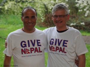 Ralf (l.) und ich in  „Give Nepal“-T-Shirts