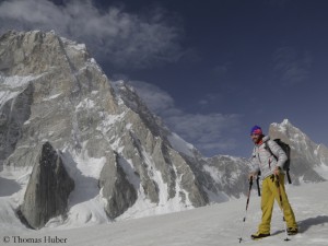 Thomas Huber am Choktoi-Gletscher, dahinter die Latok 1- Nordwand (l.) und der Ogre (r.)