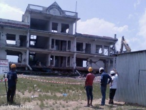 Die  Schule von Thulosirubari wird abgerissen