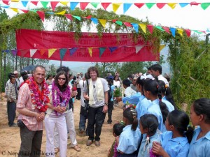 Gerlinde und Ralf bei der Eröffnung der Schule 2009 (r. von ihnen der österreichische Bergsteiger Theo Fritsche, der dabei half, drei Schulen der Nepalhilfe Beilngries zu bauen)
