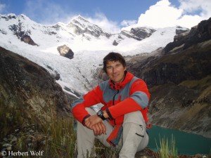 Porträt Herbert Wolf vor Berg in Peru