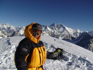 Maya Sherpa (im Hintergrund der Mount Everest)