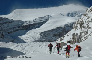 Bergsteiger auf dem Weg zum Putha Hiunchuli
