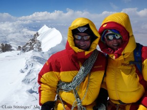 Alix (r.) and Luis at the summit of Shishapangma in 2013