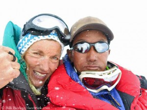 Billi Bierling (l.) and Thundu Sherpa (r.) on top of Cho Oyu