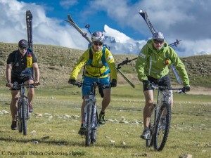 Sebastian Haag, Benedikt Boehm and Andrea Zambaldi (f.l.), training in Tibet