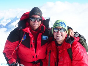Dr. Tobias Merz (l.) and his co-expedition leader Dr. Urs Hefti on top of Himlung Himal (© T. Merz)