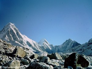 Pumori (l.), Everest Base Camp is located in the valley basin to the right