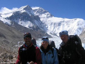 With Gerlinde and Hirotaka Takeuchi (r.) at the North Face of Everest in 2005