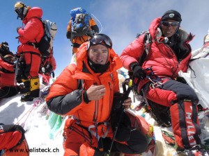 Ueli Steck and Tenji Sherpa (r.) on the summit of Everest in 2012