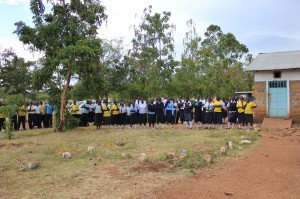 Schüler in Kenia stehen vor der Schule, Foto: Emmy Chirchir.