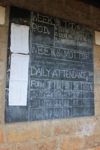 Schultafel mit Tagesaufgaben in Kenia (Foto: Emmy Chirchir).