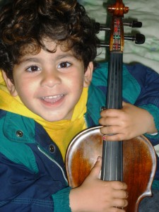 Kleiner Junge mit Geige, Foto: Hellgurd S. Ahmed