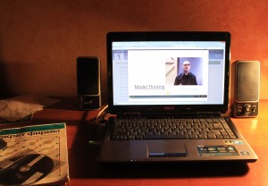 Laptop mit einem Online-Kurs (Foto: Pavel Mylnikov).