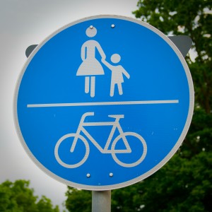 Verkehrsschild für Fußgänger, Mutter mit Kind (Foto: Kathrin Biegner).