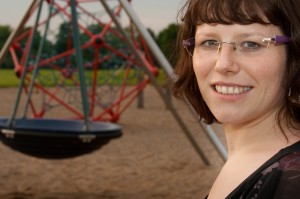 Kathrin Biegner auf einem Spielplatz (Foto: Kathrin Biegner).