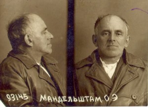 O poeta russo Óssip Mandelshtam fotografado pela Polícia Secreta Soviética