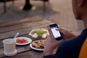 Anyone who has more than 10 pounds of leftover food can snap a picture of it and post it to the website or the app. Feeding Forward then takes care of the rest. (Foto: Feeding Forward)