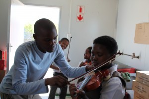 Siyathemba Nteta with violin student