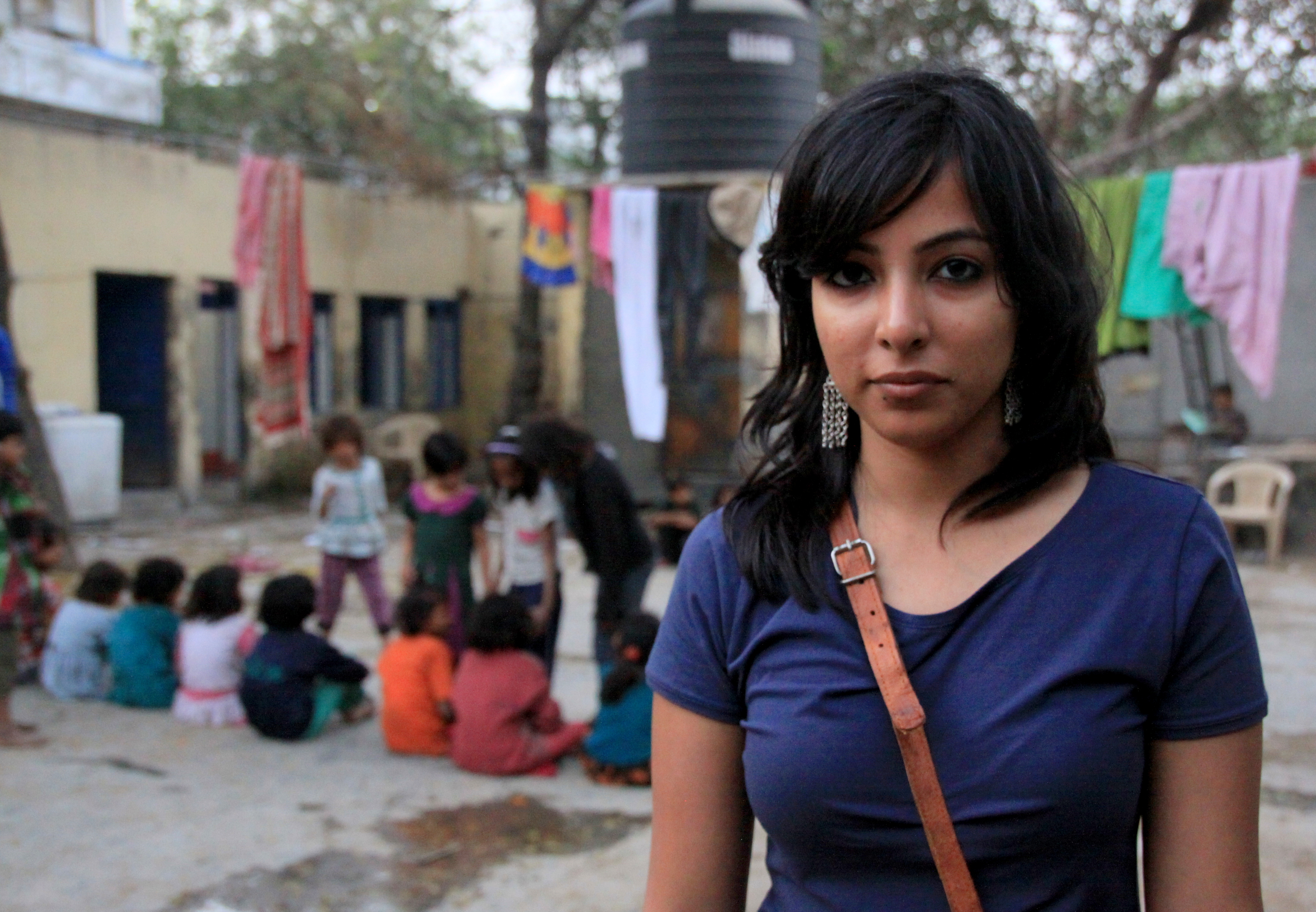 Индийская девушка с косой позволила американскому продюсеру её отодрать