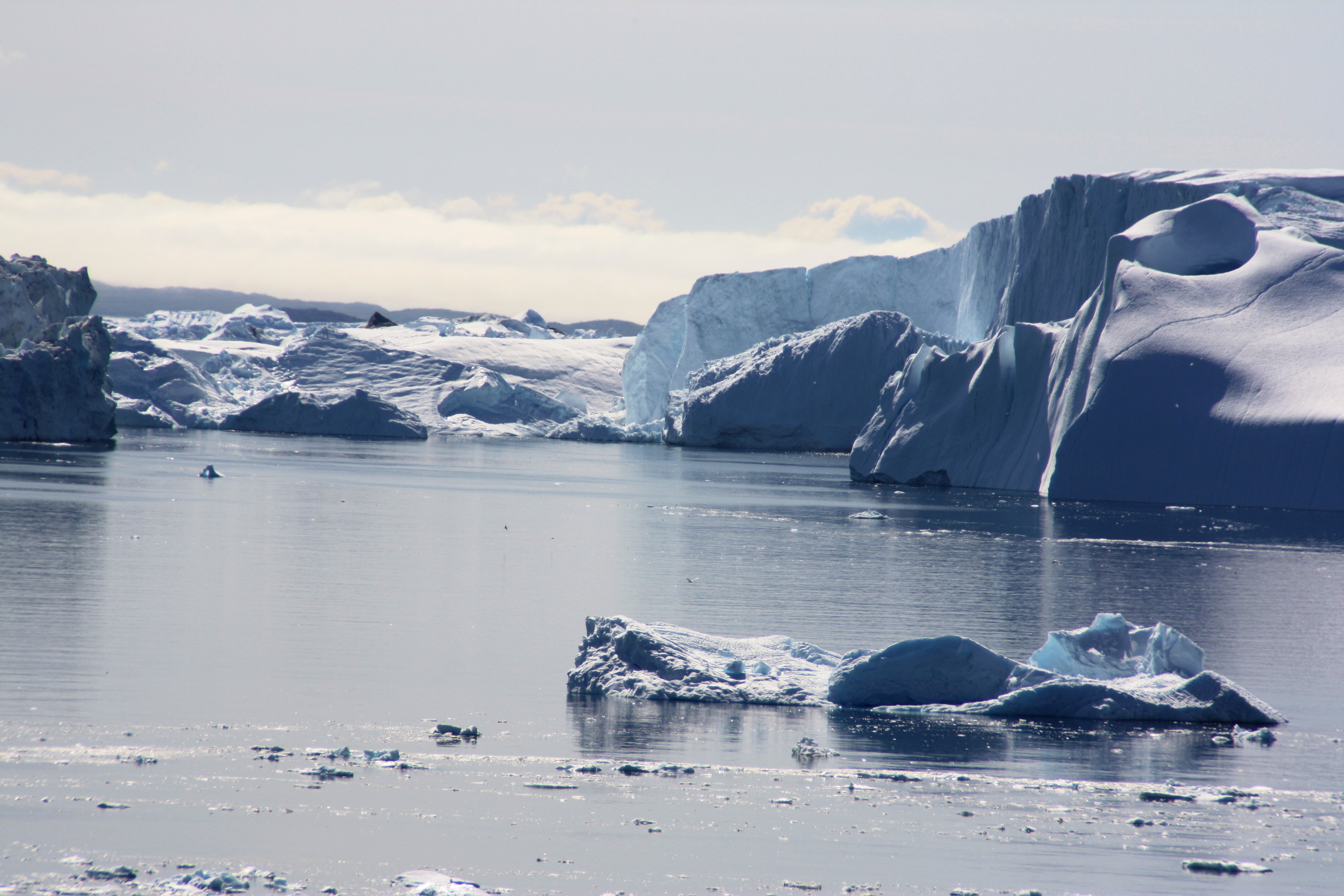 The Sermeq Kujualleq glacier discharges icebergs into the sea (I. Quaile, Ilulissat 2009)