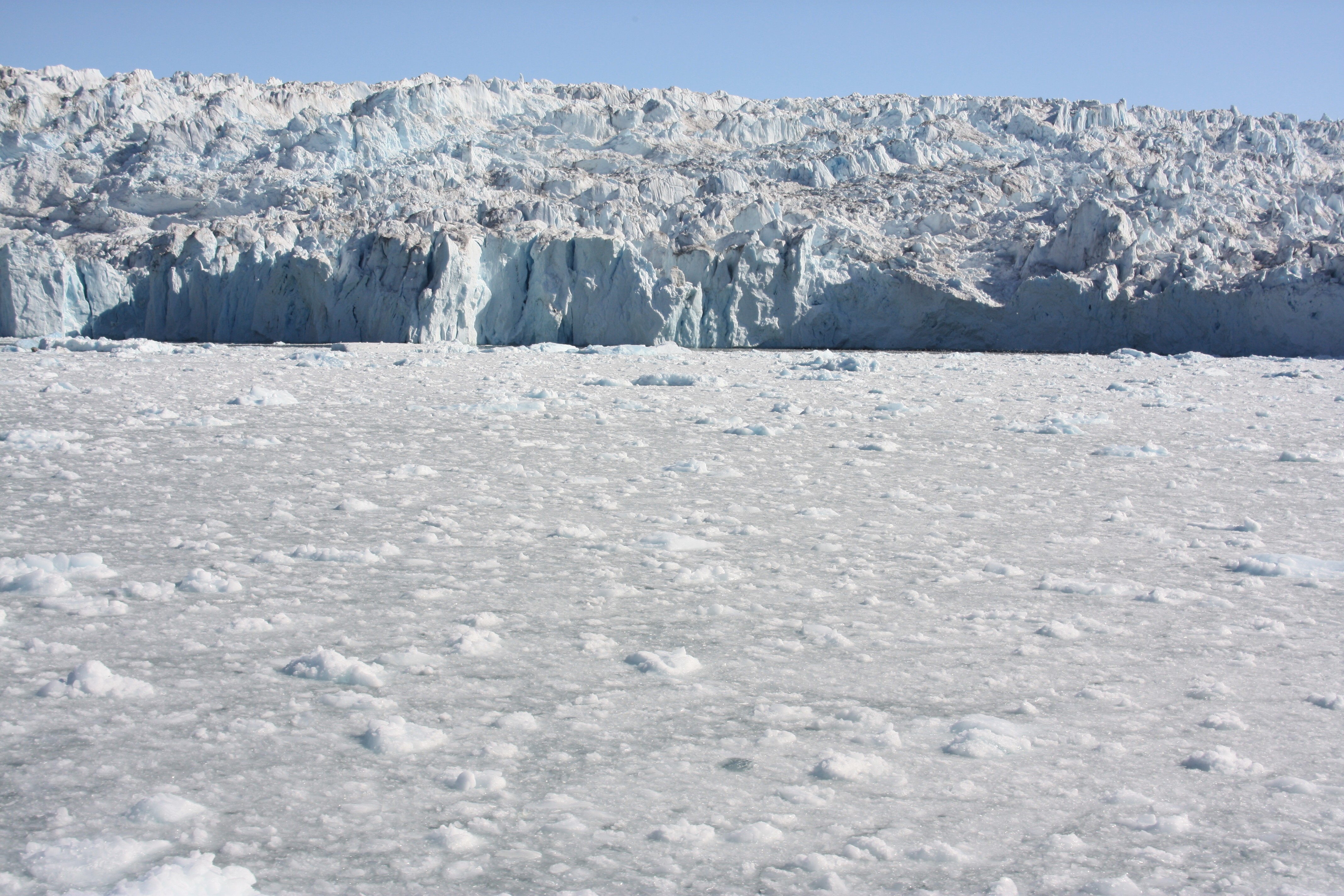 Eis vom Grönlandeisschild fließt am Equi-Gletscher ins Meer