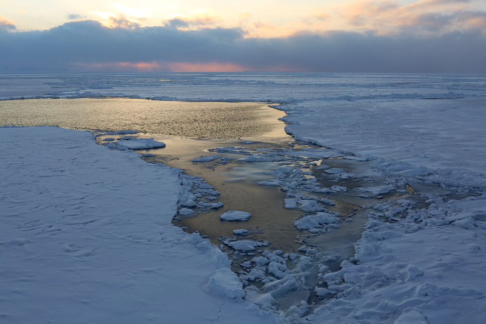Ice and open water. (Nick Cobbing, Greenpeace)