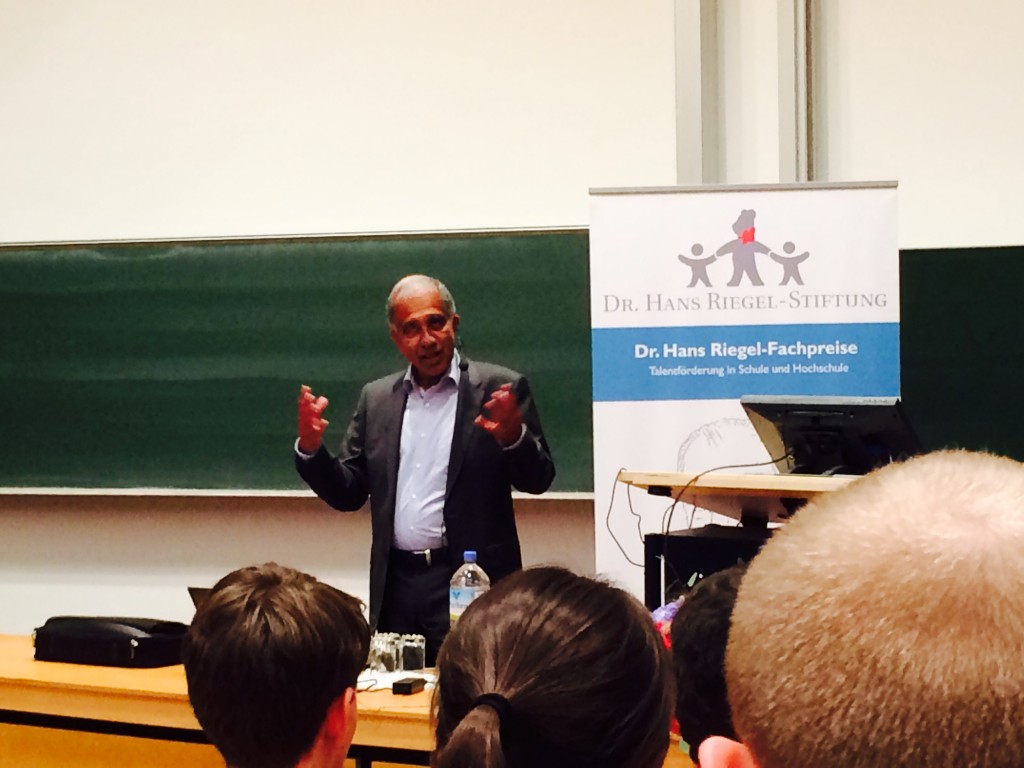 Mojib Latif talks to young scientists in Bonn. (Pic. I Quaile)
