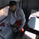 Michael Wigge tretrollert im Wohnmobil während der Überfahrt im Autozug von Sylt zum Festland