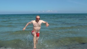 Michael Wigge rennt aus der Ostsee Richtung Strand