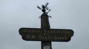 Ein Schild mit dem Hinweis "Tiefste Landstelle der B.R. Deutschland"