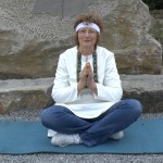 eine Frau auf einer Yoga-Matte