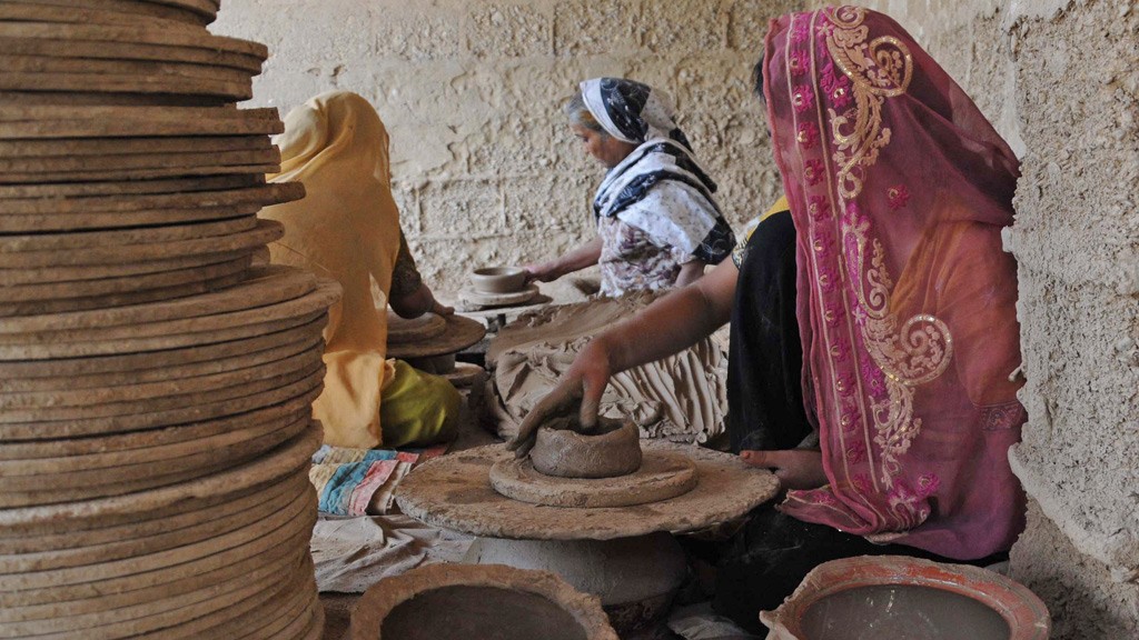 Women busy in making hand pottery © Unbreen Fatima
