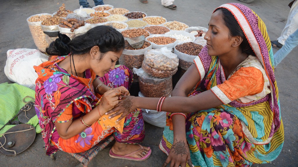 Dry fruit seller women decorating their hands with Hina © DW/Unbreen Fatima