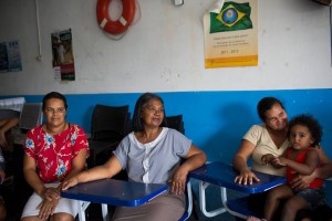 Poor rural women get an opportunity to learn more about their rights, gender stereotypes and how the government functions once they connect with the Chapéu de Palha Mulher programme. (© UN Women/ Lianne Milton)