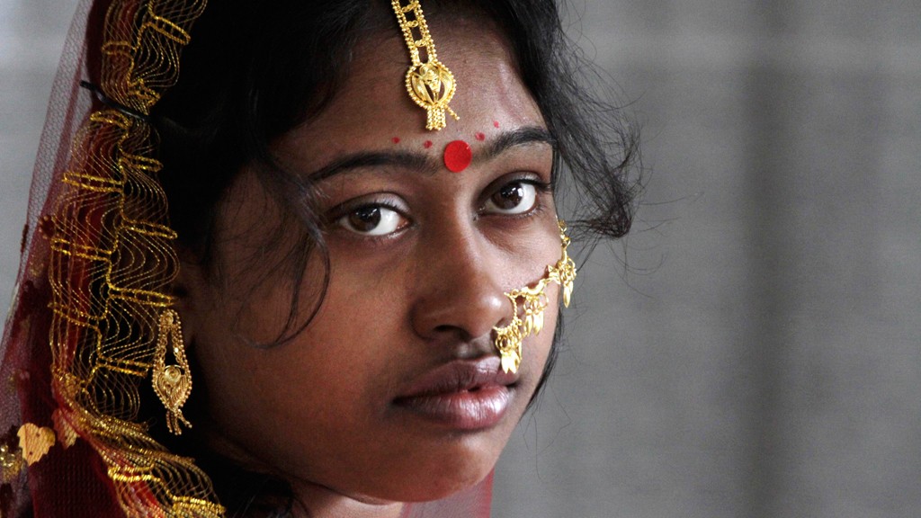 An Indian bride waits before a mass community marriage in Bahirkhand © AP Photo/Bikas Das