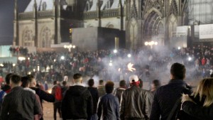Cologne, December 31 2015, a large crowd between the central station and cathedral. © picture-alliance/dpa/M. Böhm