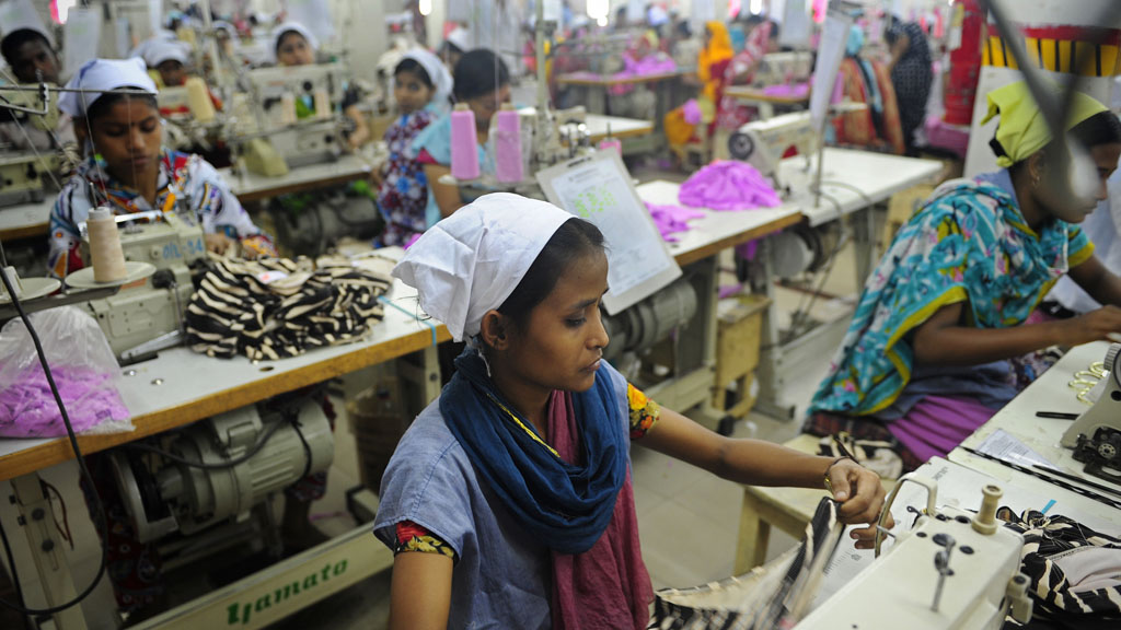 Bangladeshi women work in a garments factory in Dhaka©MUNIR UZ ZAMAN/AFP/GettyImages
