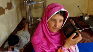 An Afghan Girl with a radio (Copyright: DW/F. Wahidy)