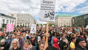 Demonstration against sexism in commercial and media (2013, Berlin) © picture alliance/dpa/F. Schuh