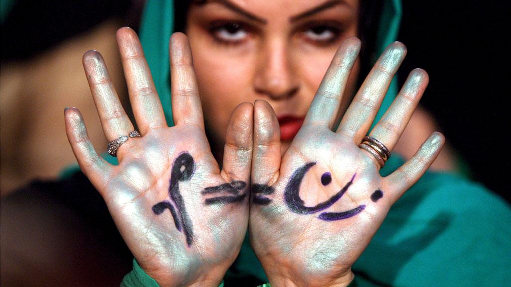 The Persian writing on her hands: women should have the same rights as men (picture-alliance/dpa)